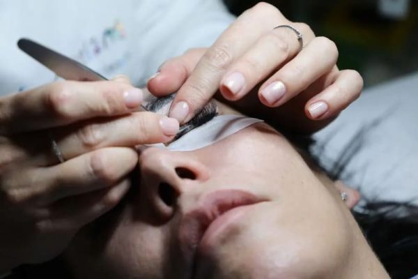 Brow lift, rehaussement des sourcils Brow lift, rehaussement des sourcils chez Hemera, institut de beauté à Lille