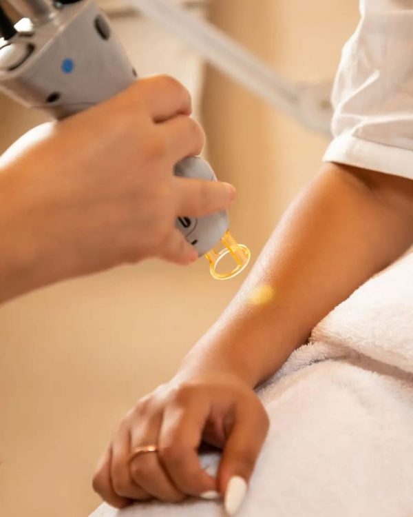 Épilation du torse, du ventre et des bras à la lumière pulsée Épilation du torse, du ventre et des bras à la lumière pulsée chez Hemera, institut de beauté à Lille