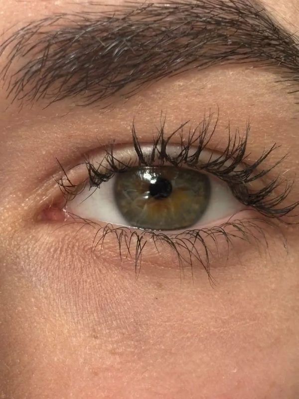 Rehaussement et teinture des cils Rehaussement et teinture des cils chez Hemera, institut de beauté à Lille