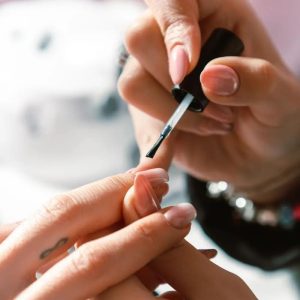 Gainage sur ongles naturels chez Hemera, institut de beauté à Lille