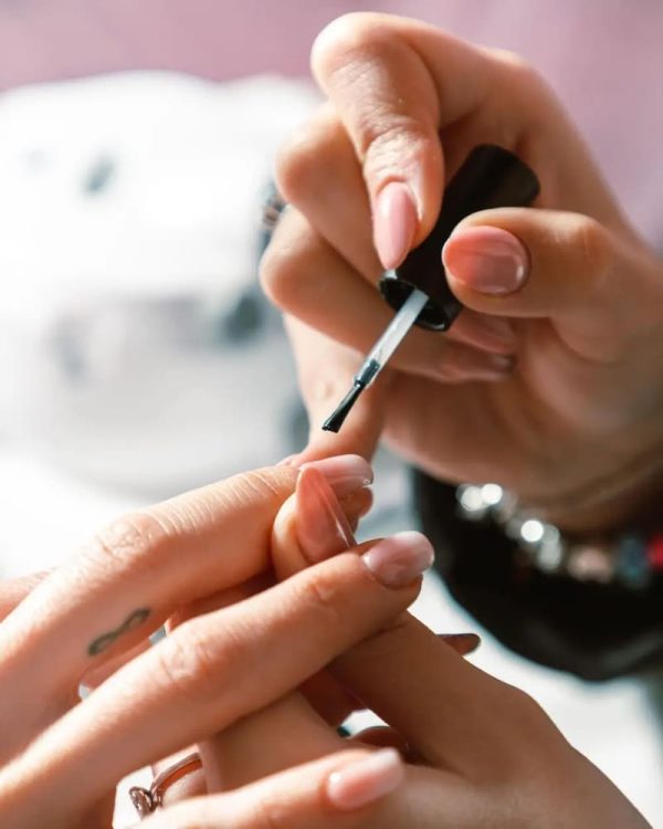 Gainage sur ongles naturels Gainage sur ongles naturels chez Hemera, institut de beauté à Lille