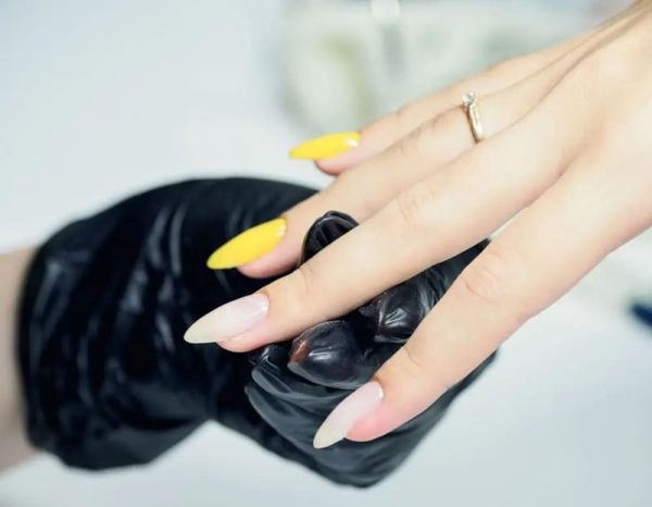 Remplissage d'ongles en gel ou résine Remplissage d'ongles en gel ou résine chez Hemera, institut de beauté à Lille