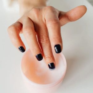 Réparation d'un ongle cassé chez Hemera, institut de beauté à Lille