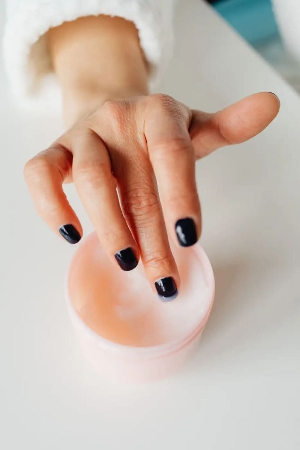Réparation d'un ongle cassé Réparation d'un ongle cassé chez Hemera, institut de beauté à Lille
