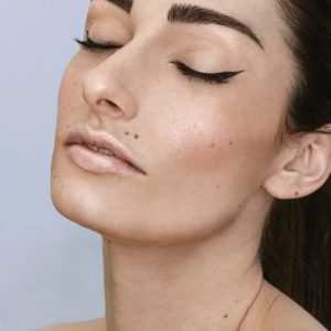Retouche annuelle du maquillage permanent des sourcils Retouche annuelle du maquillage permanent des sourcils chez Hemera, institut de beauté à Lille