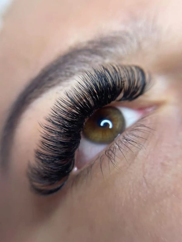 Extension de cils volume russe intense Extension de cils volume russe intense chez Hemera, institut de beauté à Lille